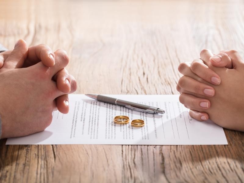 Alteração do Nome de Casado no Divórcio: É Obrigatório Voltar ao Nome de Solteiro?